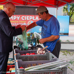 Prezydent Tadeusz Truskolaski kupuje produkty na jednym ze stoisk