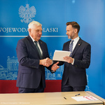 Prezydent Tadeusz Truskolaski oraz Wojewoda Podlaski Jacek Brzozowski podczas przekazania umowy