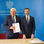 Prezydent Tadeusz Truskolaski oraz Wojewoda Podlaski Jacek Brzozowski prezentują podpisaną umowę 