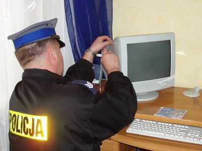 Policjant znakuje sprzęt komputerowy