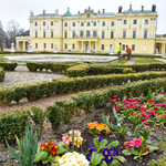 Kwiaty i rzeźby w ogrodzie Pałacu Branickich