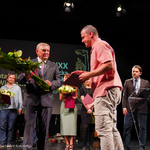 Prezydent Tadeusz Truskolaski gratuluje nominowanemu autorowi