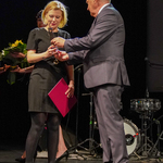 Prezydent Tadeusz Truskolaski gratuluje Joannie Bociąg nagrody literackiej