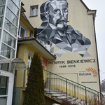 Budynek szkoły średniej z muralem Henryka Sienkiewicza na ścianie