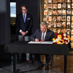 Prezydent Tadeusz Truskolaski składa podpis pod uroczystym aktem założycielskim