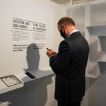 Prezydent Polski Andrzej Duda pozostawia swój podpis na piłeczce w Muzeum Pamięci Sybiru