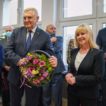 Prezydent Tadeusz Truskolaski oraz dyrektor Małgorzata Kleszczewska pozują do wspólnego zdjęcia z pamiątkową kierownicą ozdobioną kwiatami
