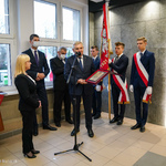 Prezydent Tadeusz Truskolaski przemawia do mikrofonu, trzymając pamiątkowy grawerton