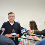 Zastępca prezydenta Rafał Rudnicki odpowiada na pytania dziennikarzy podczas konferencji prasowej poświęconej zbiórce darów potrzebującym ofiarom wojny