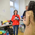 Pani dyrektor Centrum Aktywności Społecznej (CAS) Urszula Dmochowska odpowiada na pytania dziennikarzy podczas konferencji prasowej poświęconej zbiórce darów potrzebującym ofiarom wojny