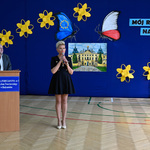 Dyrektor Szkoły Podstawowej nr 2 w Białymstoku Agnieszka Krokos przemawia do uczestników uroczystości