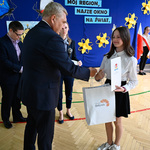Prezydent Tadeusz Truskolaski wręcza nagrodę laureatce konkursu