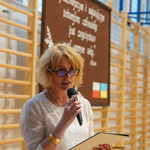 Kobieta przemawia podczas otwarcia sali gimnastycznej