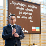 Zastępca prezydenta Przemysław Tuchliński przemawia podczas otwarcia sali gimnastycznej