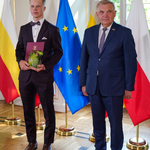 Prezydent Tadeusz Truskolaski z laureatem
