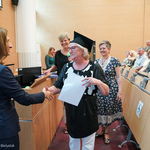 Kobieta odbiera gratulacje podczas zakończenia roku akademickiego