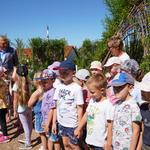 Prezydent Tadeusz Truskolaski rozmawia z dziećmi podczas lekcji edukacyjnej w parku kieszonkowym