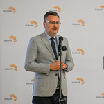 Zastępca prezydenta Rafał Rudnicki przemawia podczas konferencji