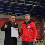 Zastępca prezydenta Przemysław Tuchliński trzyma w dłoniach podziękowanie, obok stoi Prezes Fundacji Białystok Biega- Grzegorz Kuczyński