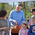 Zastępca prezydenta Rafał Rudnicki częstuje białostoczan świeżymi owocami