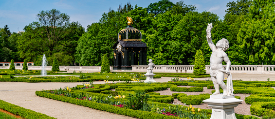 Ogród Branickich, widok na kwiaty, rzeźbę i Pawilon pod Orłem