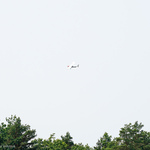 Mały samolot (Cessna 152) leci po niebie, widok z oddali