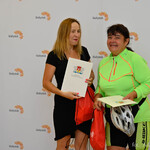 Dwie laureatki konkursu rowerowego stoją obok siebie
