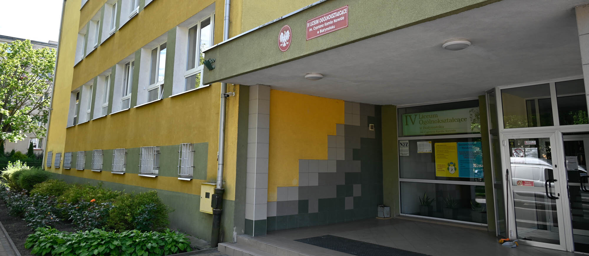 Wejście do budynku IV Liceum Ogólnokształcącego w Białymstoku