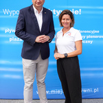 Weronika Nowakowska oraz zastępca prezydenta Rafał Rudnicki pozują do pamiątkowego zdjęcia 