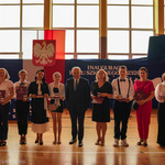 Nagrodzeni uczniowie oraz nauczyciele pozują do pamiątkowego zdjęcia z prezydentem Tadeuszem Truskolaskim 