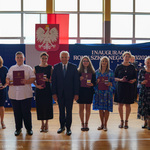 Nagrodzeni medalami pozują do pamiątkowego zdjęcia z prezydentem Tadeuszem Truskolaskim 