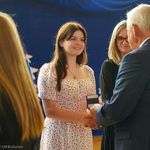 Młoda uczennica odbiera medal z rąk prezydenta Tadeusza Truskolaskiego 