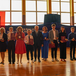 Nagrodzeni prezentują otrzymane medale Diligentiae