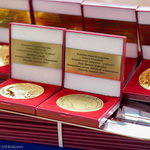 Złote medale w czerwonych pudełkach 