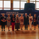 Prezydent Tadeusz Truskolaski pozuje do pamiątkowego zdjęcia z nauczycielami 
