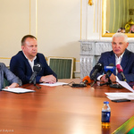 Prezydent Tadeusz Truskolaski przekazuje mieszkańcom informacje dotyczące wyborów