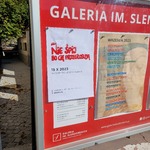 Plakat: Nie śpij bo Cię przegłosują znajduje się na tablicy informacyjnej Galerii im. Śleńdzińskich