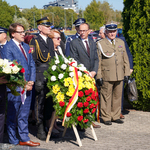 Zaproszeni goście, w tym: zastępca prezydenta Zbigniew Nikitorowicz, czekają na złożenie kwiatów