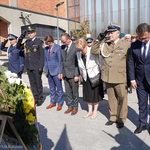 Miejska delegacja z zastępcami prezydenta Zbigniewem Nikitorowiczem i Adamem Musiukiem oddaje hołd przy pomniku