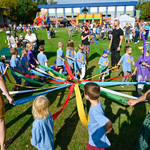 Dzieci podczas zabawy kolorowymi wstążkami 