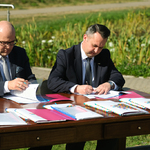 Marszałek Artur Kosicki i zastępca prezydenta Przemysław Tuchliński podpisują umowę