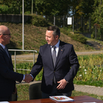 Marszałek Artur Kosicki i zastępca prezydenta Przemysław Tuchliński podają sobie dłonie po podpisaniu umowy
