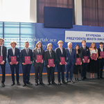 Prezydent Tadeusz Truskolaski pozuje do pamiątkowego zdjęcia z białostockimi uczniami 