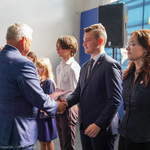 Prezydent Miasta Białegostoku Tadeusz Truskolaski gratuluje uczniowi 