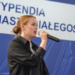 Kobieta śpiewa podczas uroczystości 