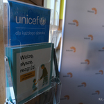 Broszury z logiem UNICEF-u 
