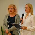 Dwie kobiety zabierają głos podczas wydarzenia