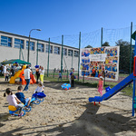 Dzieci podczas zabaw na placu