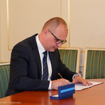 Michał Stefanowicz, prezes spółki Lech w trakcie podpisania umowy 