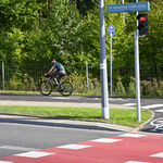 Mężczyzna porusza się rowerem po ścieżce rowerowej